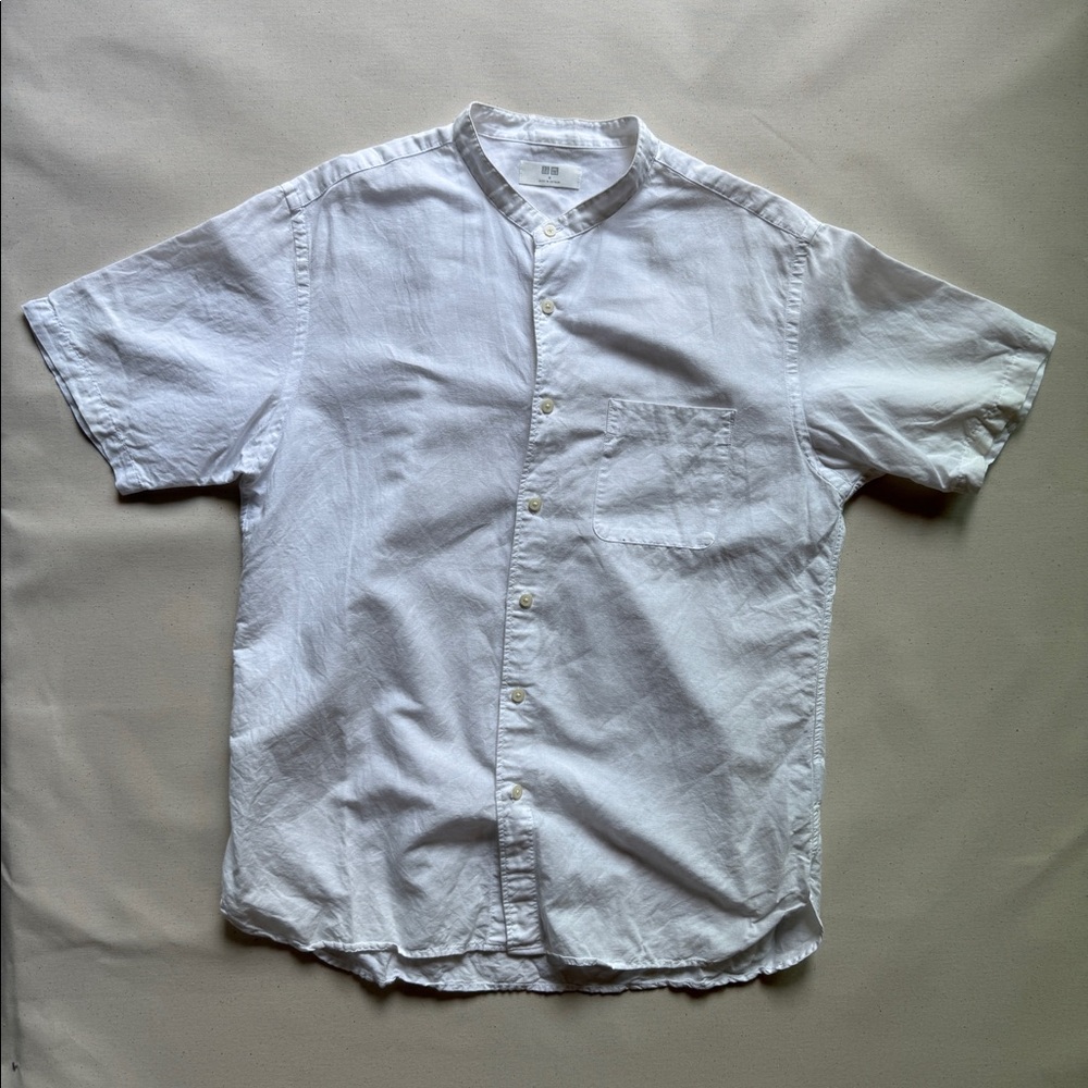 A mandarin collar short sleeves white linen shirt